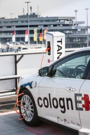 Kölner Elektromobilitäts-Modellprojekt colognE-mobil zieht positive Bilanz: mehr als 200 Ladepunkte und über 700.000 Kilometer / colognE-mobil Ladesäule am Köln Bonner Flughafen. Foto: Ford