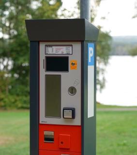 An den Parkscheinautomaten rund um den Brombachsee bei Nürnberg ist nun dank Solarstrom bargeldloses Bezahlen nun besonders einfach möglich. Foto: Ingenico