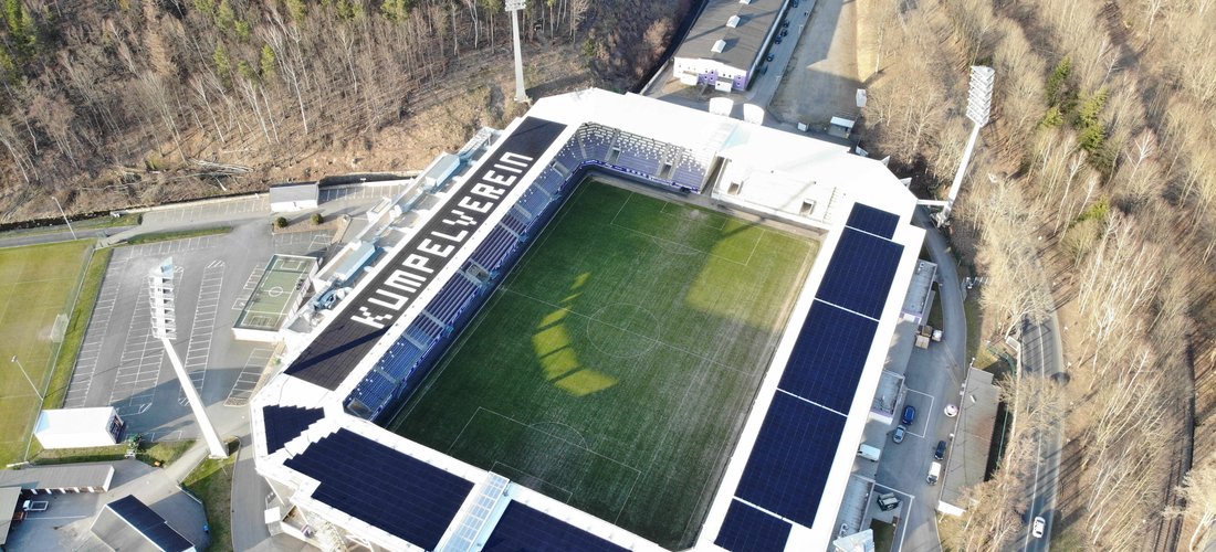 Das Stadion des FC Erzgebirge Aue mit der fertig installierten Solaranlage von Q CELLS (Foto: Hanwha Q CELLS)