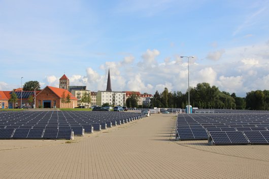Hinter dem Gaswerk in Rostock ist eine PV-Freiflächenanlage entstanden (Foto: Stadtwerke Rostock AG)
