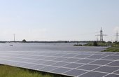 Errichtet wurde der Solarpark Seßlach im Rahmen des bundesweiten Pilot-Ausschreibungsverfahrens für sogenannte Ackerflächen in benachteiligten Gebieten. Foto: IBC Solar