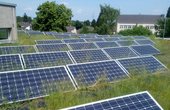 Solarpaneele auf dem Gründach der Schule in Hürth erzeugen Strom (Foto: Energiegewinner eG)