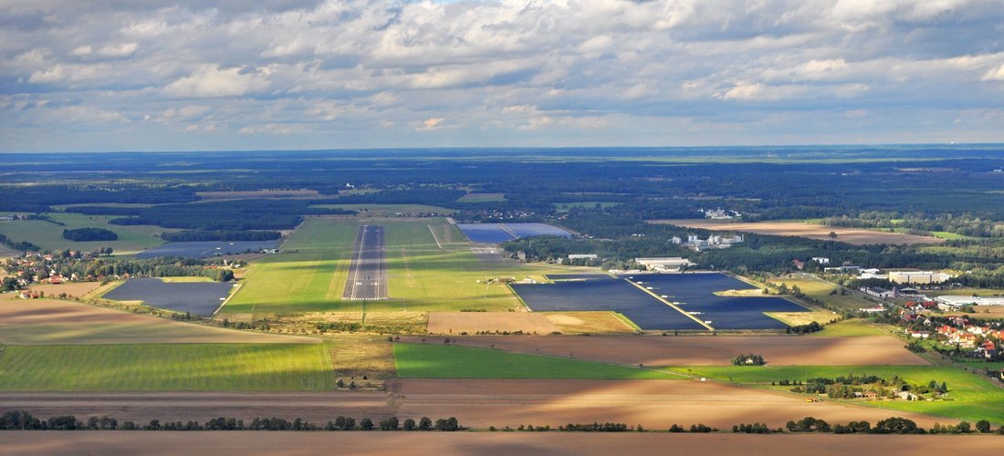 Hier sehen Sie die Solarkollektoren im Solarpark Rothenburg (Foto: Gehrlicher Solar AG)