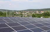 Der 17 Hektar große Freiflächen-PV-Park ermöglicht der Stadt Seßlach und den benachbarten Gemeinden eine nachhaltige Energiegewinnung und spart jährlich rund 5.900 Tonnen klimaschädliches CO2 ein. Foto: IBC Solar