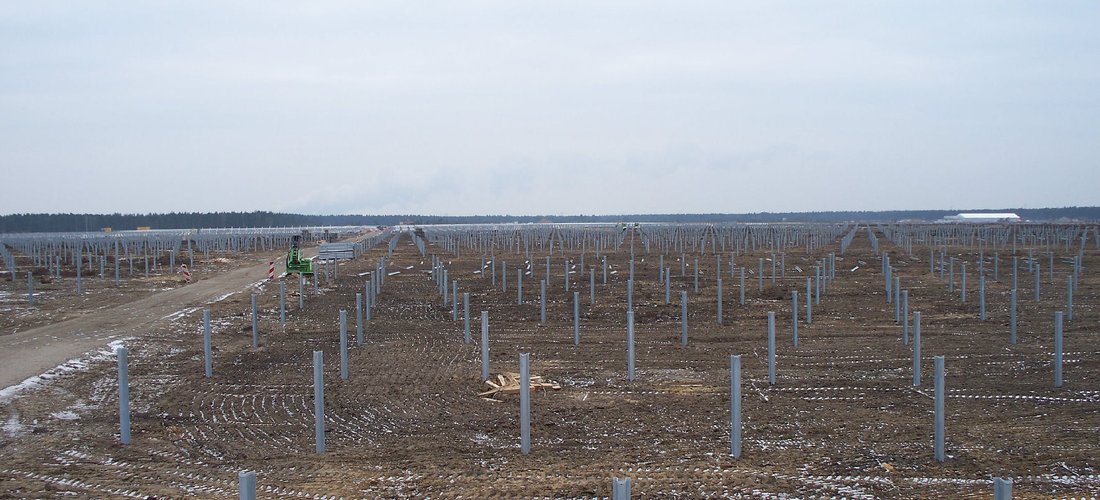 Montage der Solarpaneele im Solarpark Turnow-Preilack wird vorbereitet (Foto: SUNSELEX AG)