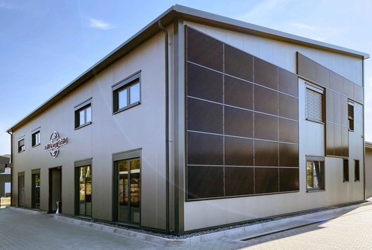 Das Firmengebäude der Rehl Energy GmbH in Andernach nutzt einen 208 kWh Stromspeicher und eine 370 kWp Solaranlage (Foto: Ecocoach AG / sunbeam)