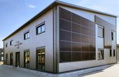 Das Firmengebäude der Rehl Energy GmbH in Andernach nutzt einen 208 kWh Stromspeicher und eine 370 kWp Solaranlage (Foto: Ecocoach AG / sunbeam)