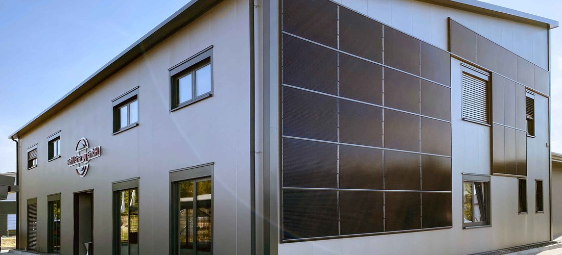 Das Firmengebäude der Rehl Energy GmbH in Andernach nutzt einen 208 kWh Stromspeicher und eine 370 kWp Solaranlage (Foto: Ecocoach AG / sunbeam)