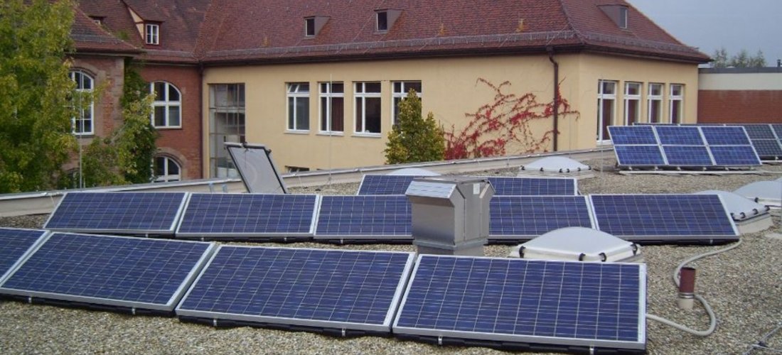 Hier sehen Sie die Solaranlage auf dem Gymnasium in Nürnberg (Foto: Pirckheimer Gymnasium Nürnberg