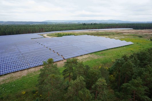 NATURSTROM hat den 2014 verwirklichten Freiflächen-Solarpark später um eine Anlage mit 750 kW Leistung ergänzt. (Foto: NATURSTROM AG)