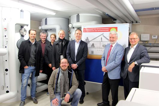 Beim Pressetermin wurde u.a. die Photovoltaik-Technik der Konstanzer Energiesparhäuser vorgestellt. (Foto: Stadtwerke Konstanz (SWK))