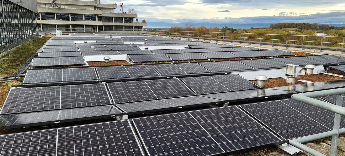 Blick auf die 497 kW starke Photovoltaik-Anlage auf einem Teil des Daches des Universitäts-Herzzentrums Bad Krozingen. (Bild: Uniklinik Freiburg / badenova AG & Co. KG)