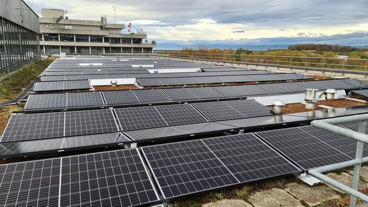 Blick auf die 497 kW starke Photovoltaik-Anlage auf einem Teil des Daches des Universitäts-Herzzentrums Bad Krozingen. (Bild: Uniklinik Freiburg / badenova AG & Co. KG)