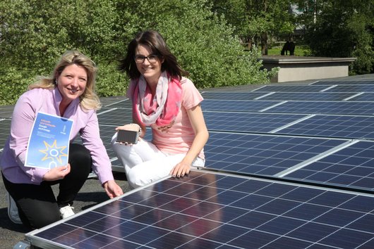 Auf dem Foto links innogy Kundenbetreuerin Silvia Rattay mit Stefanie Peuker an der neu installierten Photovoltaikanlage. (Foto: innogy SE)