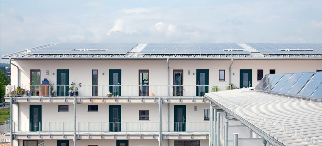 Hier sehen Sie die Solarmodule auf den Dächern in Regensburg (Foto: Herbert Stolz, NaBau eG)