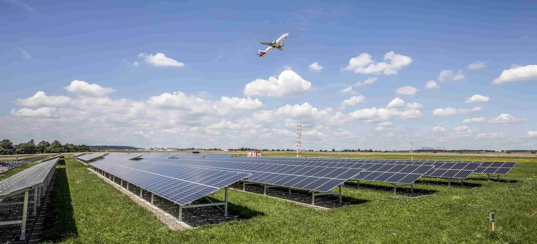 Hier sehen Sie die Solarmodule an der Start- und Landebahn in Stuttgart (Foto: Flughafen Stuttgart GmbH)