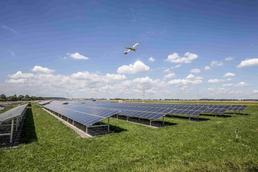 Hier sehen Sie die Solarmodule an der Start- und Landebahn in Stuttgart (Foto: Flughafen Stuttgart GmbH)