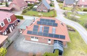 Luftaufnahme der Photovoltaikanlage auf dem Einfamilienhaus von Vinke in Norden (Foto: © Powertrust GmbH)
