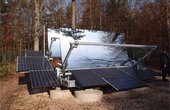 Die SunOyster, die Photovoltaik (PV) und Solarthermie kombiniert und nicht nur Strom, sondern auch Wärme erzeugt. (Foto: Tiergarten Nürnberg/ Nicola A. Mögel, SunOyster Systems/ Amelie Krahl)