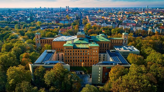 In 2005 bekam auch der Bayerische Landtag in München eine Solaranlage aufs Dach, 2018 wurde diese erweitert. (Quellenangabe: OneSolar International GmbH, Philip Reichwein)