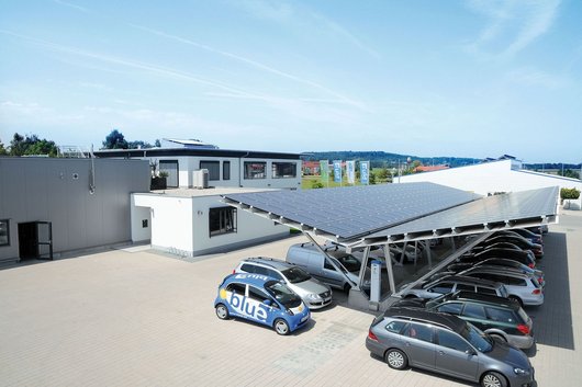 Hier sehen Sie die Solarmodule auf dem Carport (Foto: Kyocera Fineceramics GmbH)