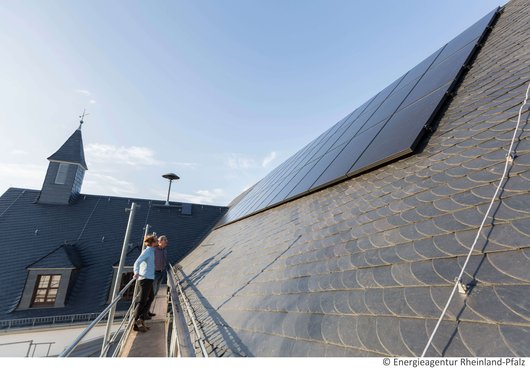 Photovoltaik-Anlage auf dem Dach des Gemeindehauses von Horn im Hunsrück (Bildquelle: Energieagentur Rheinland-Pfalz, Sonja Schwarz)