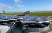 Direkt hinter der Solarstromanlage in Friedrichskoog erkennt man die Weite des Wattenmeeres. (Foto: phovo.de)