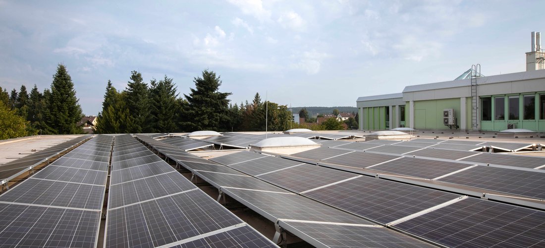 Solaranlage auf dem Dach des Polstermöbel-Spezialisten Ponsel im oberfränkischen Weidhausen. (Foto: IBC SOLAR AG / GlobalCom PR Network)