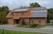 Haus Vinke in Friedewalde in Petershagen 2004 mit erweiterter Photovoltaikanlage (Foto: © Uwe Vinke)