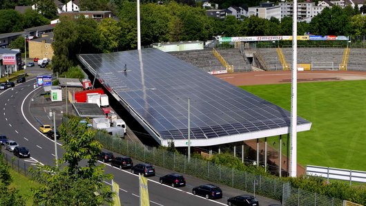 Die PV-Module auf dem Leimbachstadion in Siegen (Foto: Elektrotechnik Schröder)