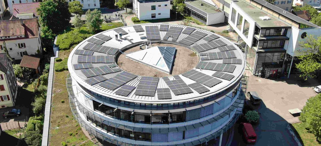 Solaranlage auf dem Runddach der Tübinger Gemeinschaftsschule an der Westbahnhofstraße. (Foto: Hanwha Q CELLS GmbH)