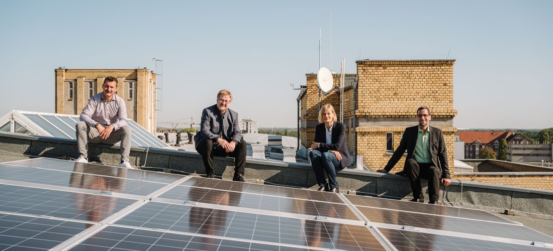 990 Solarmodule auf den Dächern des Campus Wilhelminenhof sorgen dafür, dass die HTW Berlin pro Jahr rund 55 Tonnen CO2 einspart. (Foto: © HTW Berlin/ Alexander Rentsch)