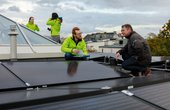 Hauseigentümer Jan Erichsen (3. v. r.) zusammen mit dem Mieterstrom-Team auf dem Dach des Hauses Methfesselstraße 10 in Hamburg. Foto: Christine Lutz / Greenpeace Energy eG