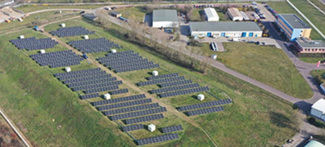 Die neue Solaranlage auf einer großen Freifläche des HWS-Betriebsgeländes im Süden von Halle hat eine installierte Leistung von 748 kWp. (Foto: Stadtwerke Halle GmbH)