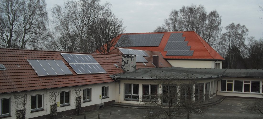 Hier sehen Sie die Solarmodule auf dem Schuldach in Bremerhaven (Foto: Sonnenklar GbR)