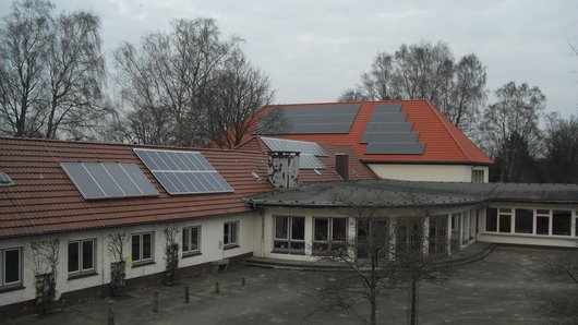 Hier sehen Sie die Solarmodule auf dem Schuldach in Bremerhaven (Foto: Sonnenklar GbR)