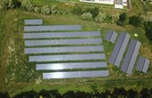 Freiflächen-Solaranlage mit einer Leistung von 240 Kilowatt peak in Eggolsheim (Foto: NATURSTROM AG)