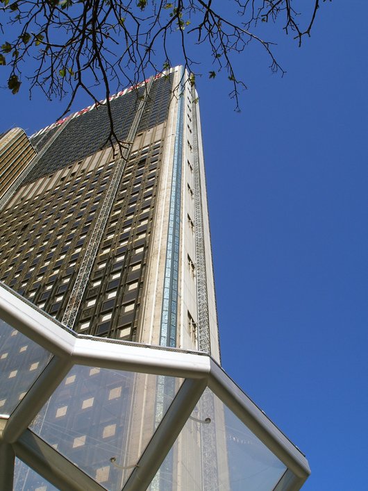 PV-Fassade des Wolkenkratzers in Frankfurt am Main (Foto: Sunways AG)