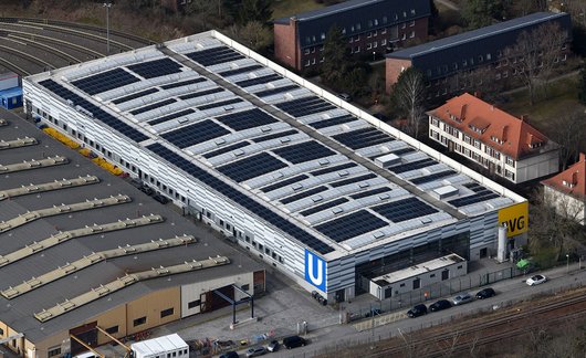 Photovoltaik-Anlage auf der Halle 4 der Berliner U-Bahn-Betriebswerkstatt in Berlin-Grunewald (Foto: Berliner Stadtwerke / Oliver Lang)