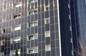 Eine Fassaden-Photovoltaikanlage sorgt an drei Seiten des Wohn-Hochhauses in Bad Hersfeld für umweltfreundlichen Solarstrom. (Foto: phovo.de)