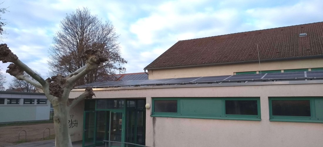 Solaranlage auf dem Dach der Kulturhalle in Biebesheim (Foto: phovo.de)
