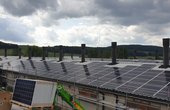 Vor der Installation der PV-Anlagen waren an den Dächern umfangreiche Vorbereitungsarbeiten notwendig: 6.000 Quadratmeter Dachfläche mussten komplett saniert und von Asbest befreit werden. Foto: Delta