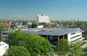 Das BiKuZ in Frankfurt-Höchst trägt ein Solarkraftwerk auf dem Dach (Foto: Sonneninitiative e.V.)
