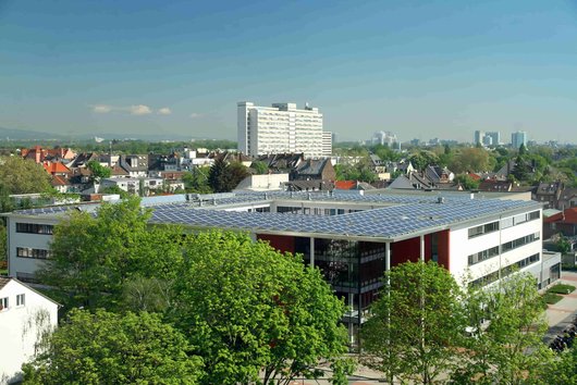 Das BiKuZ in Frankfurt-Höchst trägt ein Solarkraftwerk auf dem Dach (Foto: Sonneninitiative e.V.)