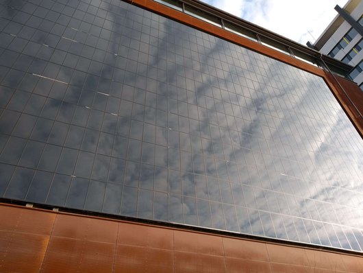 Blick auf die Photovoltaik-Fassade des Speicher7 in Mannheim (Foto: phovo.de)