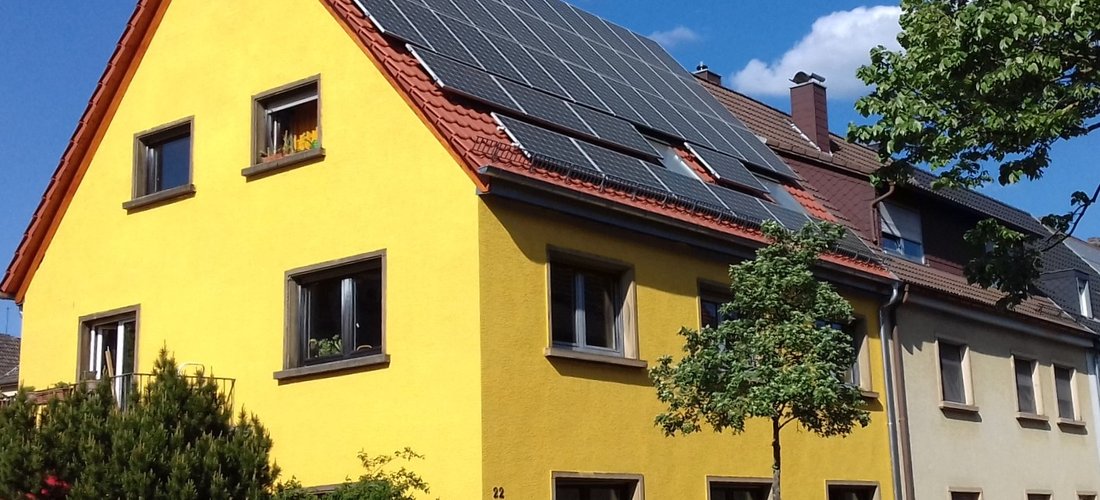 Auf einem Wohnhaus in der Ohlkasterhohl in Kaiserslautern wurde 2019 eine Solaranlage installiert. (Foto: LauterStrom eG)