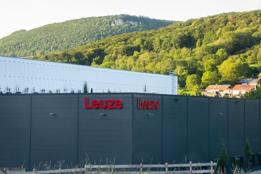 Hier sehen Sie das neue Leuze-Distributionszentrum in Lenningen (Foto: Leuze electronic GmbH + Co. KG)