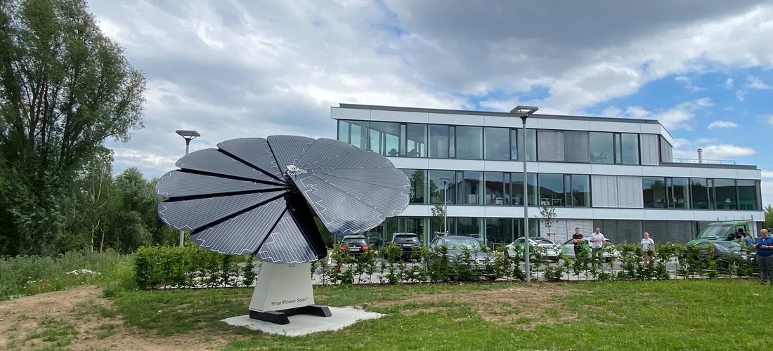 Hier sehen Sie die smartflower auf dem Campus Lemgo in Dortmund (Foto: obs/GREEN IT Das Systemhaus GmbH/Fraunhofer IOSB-INA Lemgo)