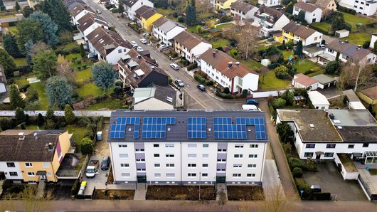 Solaranlage auf den Dächern von zwei sanierten Bestandsgebäuden in der Berliner Straße in Maintal (Foto: WIRSOL / WIRCON GmbH)