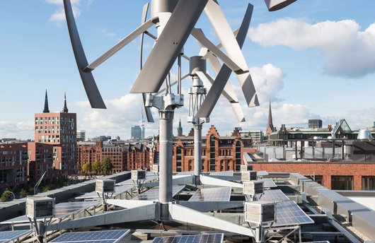 Wind- und Solaranlage auf den Elbarkaden in der Hafencity in Hamburg (Foto: Enver Hirsch / Greenpeace Energy eG)